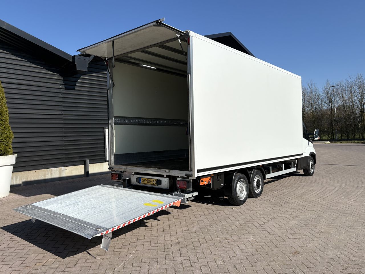 Be trekker Iveco Daily 35S18 Clixtar met laadklep 1000 kg (15 N1
