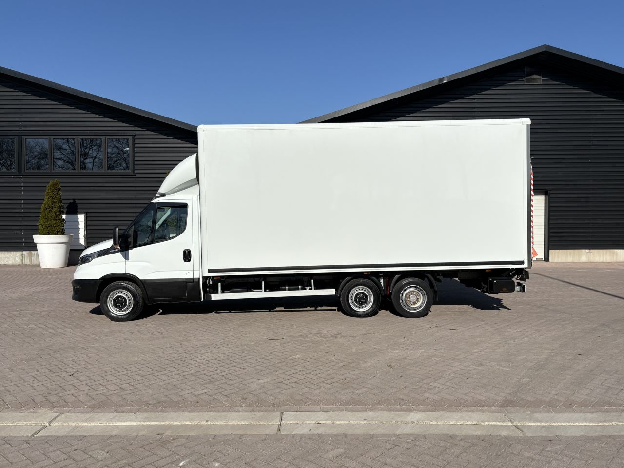 Be trekker Iveco Daily 35S18 Clixtar met laadklep 1000 kg (15 N1
