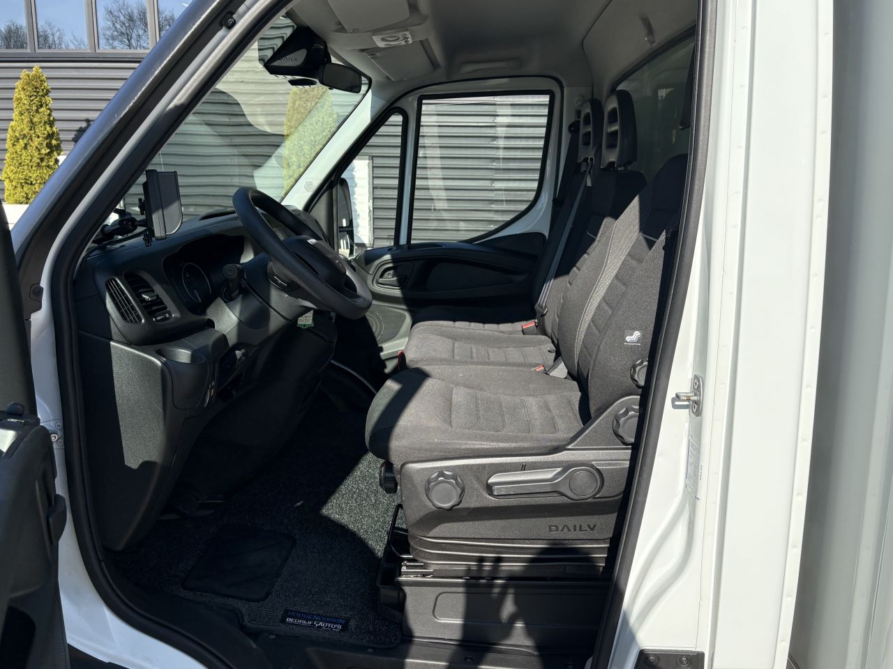 Be trekker Iveco Daily 35S18 Clixtar met laadklep 1000 kg (15 N1