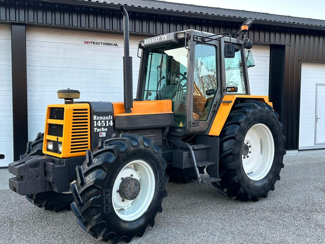 TE KOOP: zeer nette RENAULT 145-14