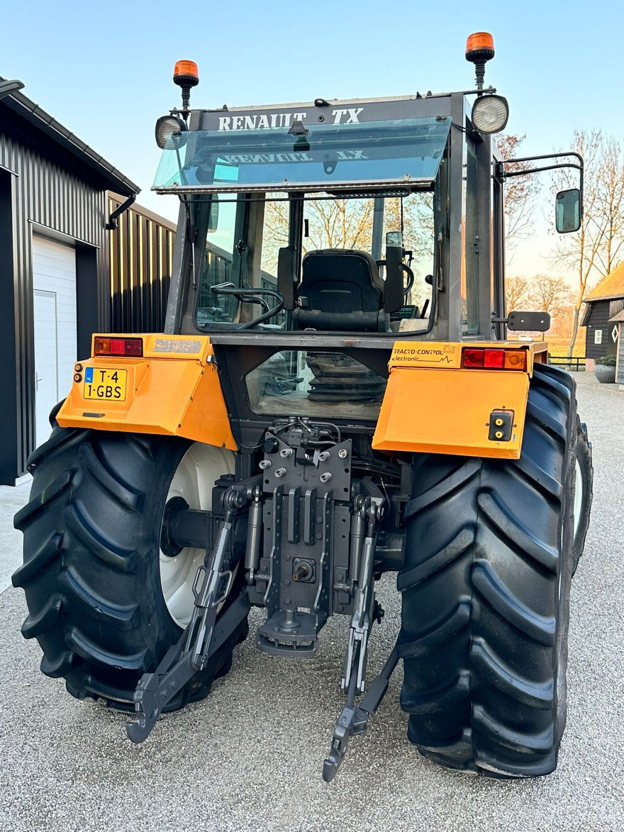 TE KOOP: zeer nette RENAULT 145-14