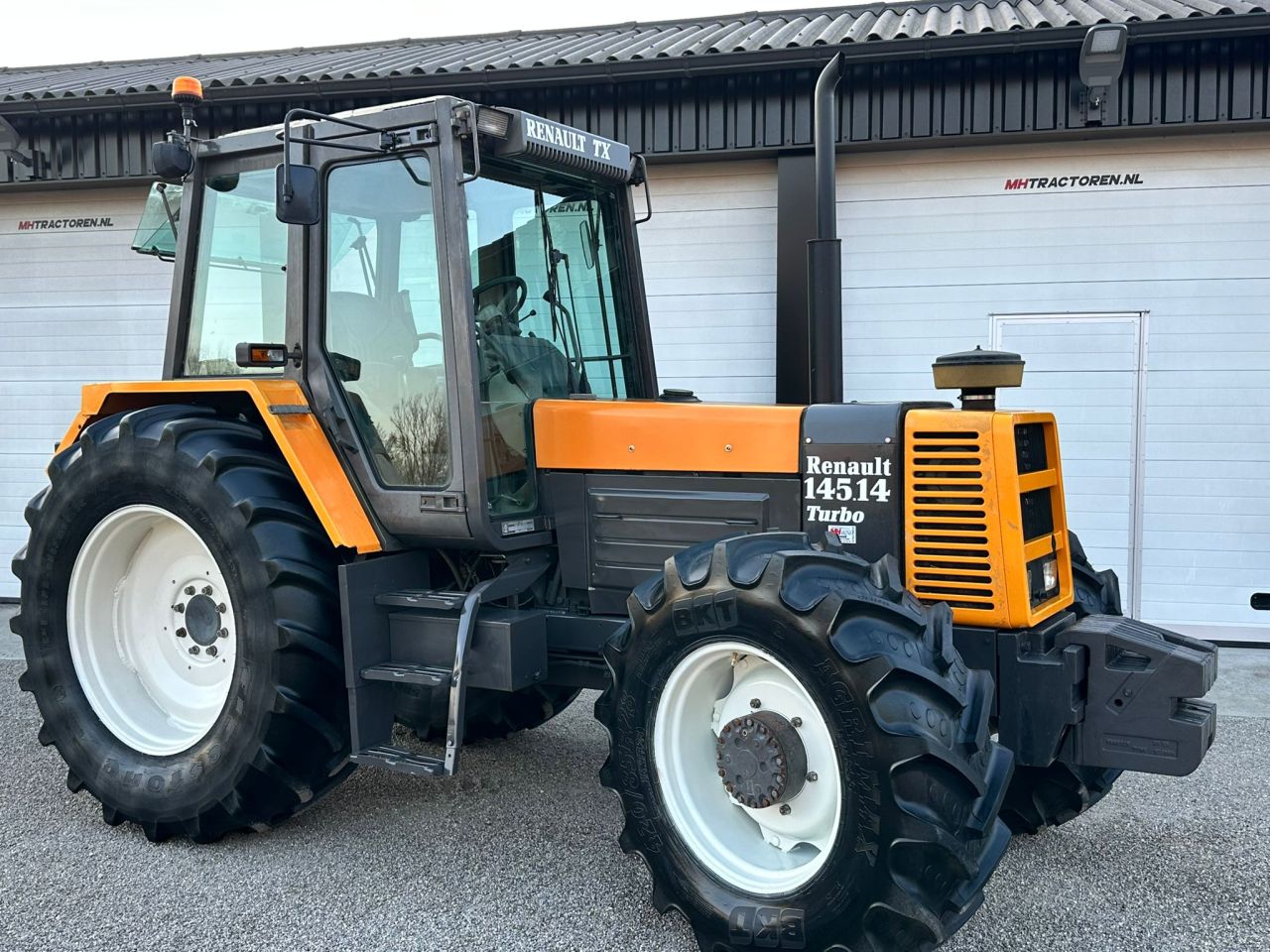 TE KOOP: zeer nette RENAULT 145-14