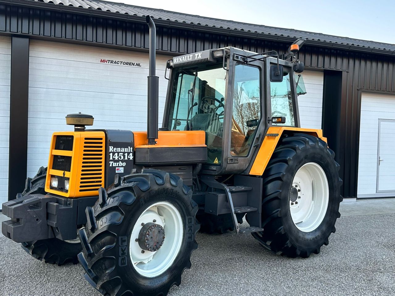 TE KOOP: zeer nette RENAULT 145-14