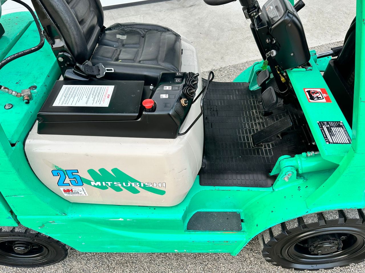 TE KOOP: zeer nette MITSUBISHI 2.5 heftruck