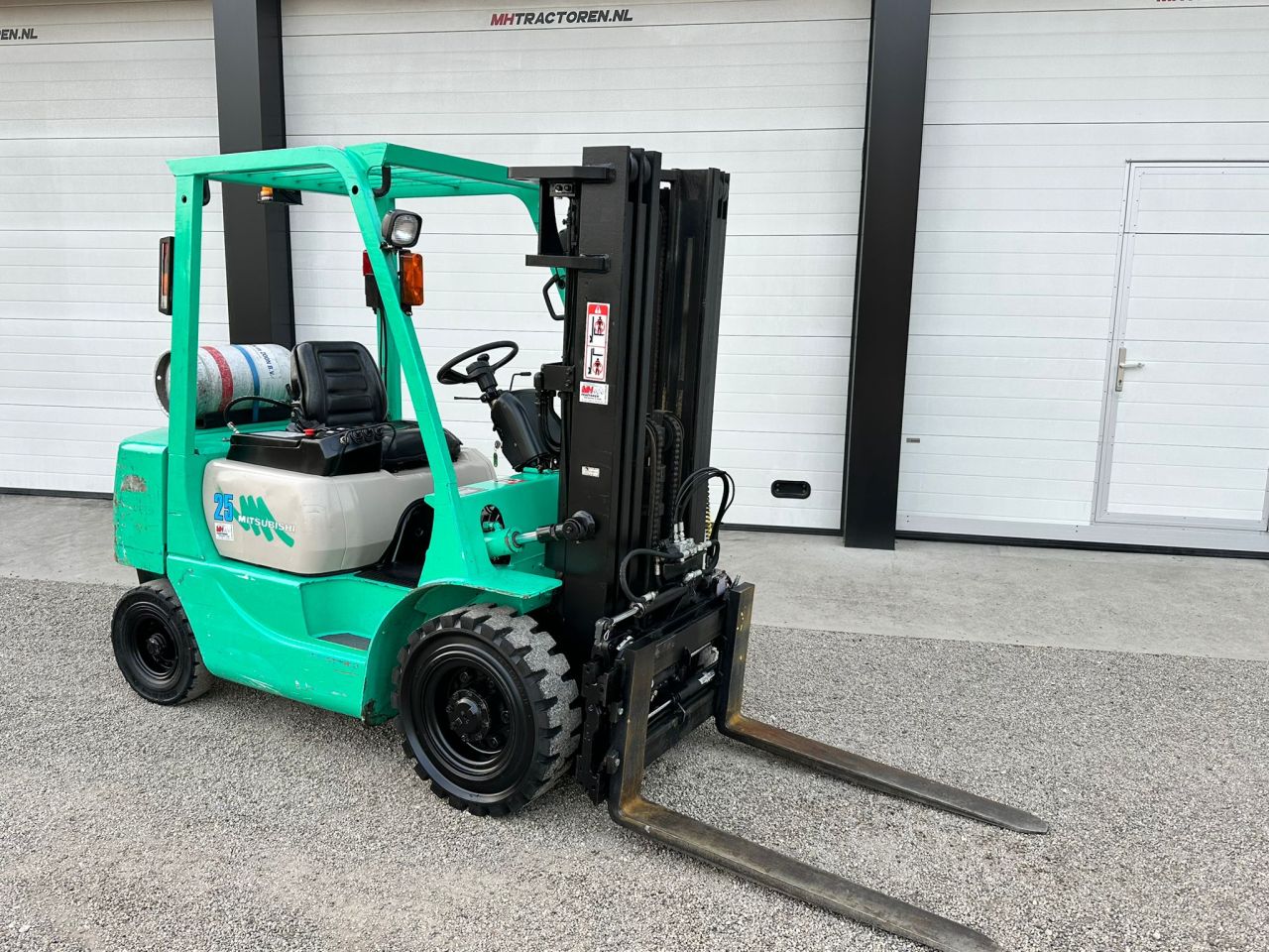 TE KOOP: zeer nette MITSUBISHI 2.5 heftruck