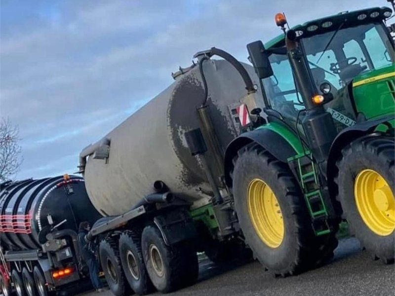 Joskin cargo chassis met tank en drakkar bak