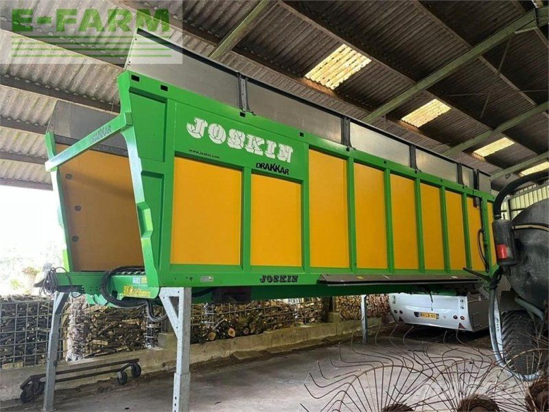 Joskin cargo chassis met tank en drakkar bak