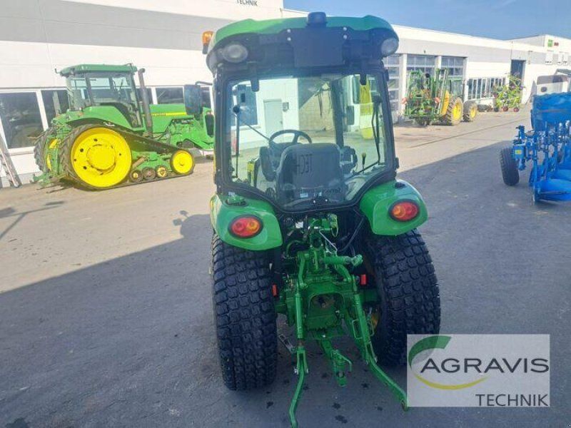 John Deere 3046R