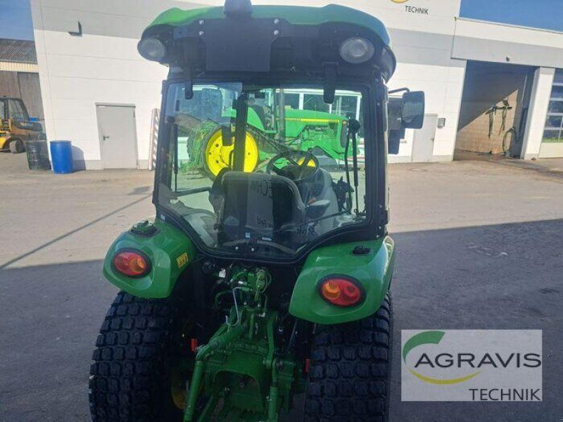 John Deere 3046R