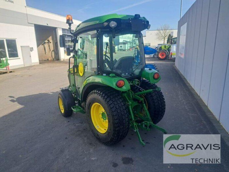 John Deere 3046R