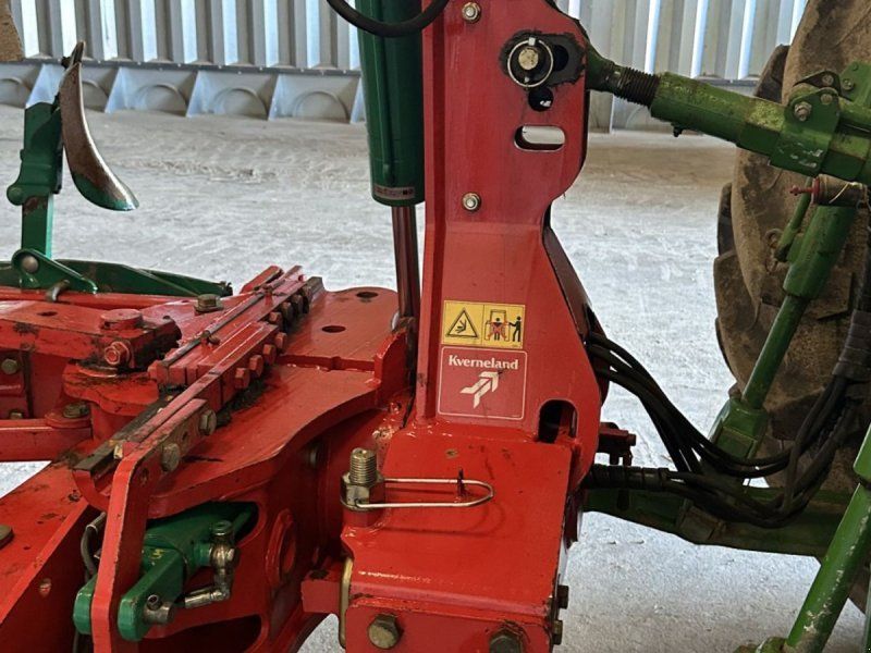 Kverneland 100 5 furet med variabel furebredde. Årg. .