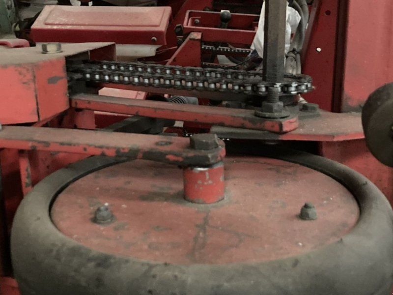 12 rk. Hydraulisk opklap. Med næsten nye såskær.