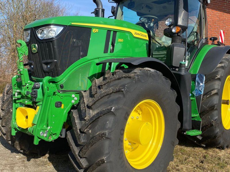 John Deere 6R250