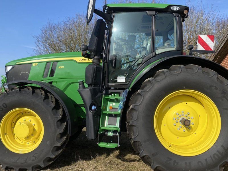 John Deere 6R250