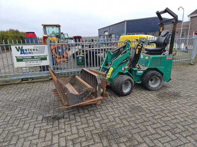 Sherpa 200 minishovel (2015) met aanbouwdelen.