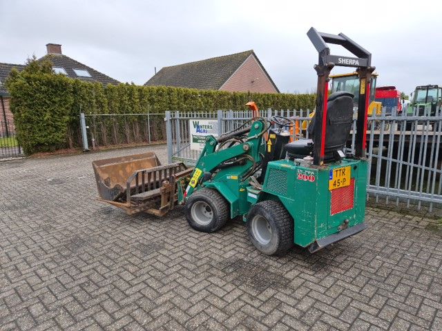 Sherpa 200 minishovel (2015) met aanbouwdelen.