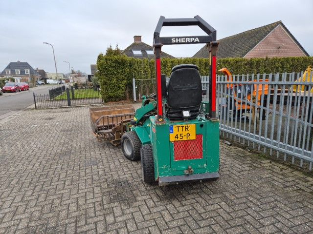 Sherpa 200 minishovel (2015) met aanbouwdelen.