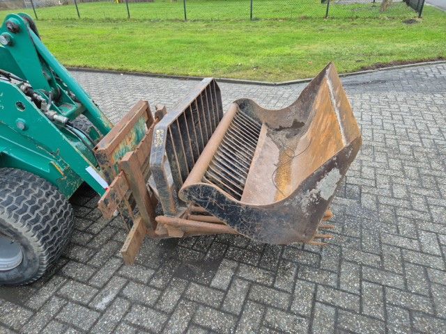 Sherpa 200 minishovel (2015) met aanbouwdelen.