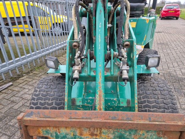 Sherpa 200 minishovel (2015) met aanbouwdelen.