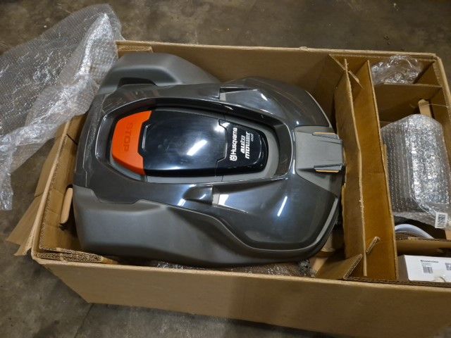 Husqvarna 450X robotmaaier nieuw overjarig. AANBIEDING.