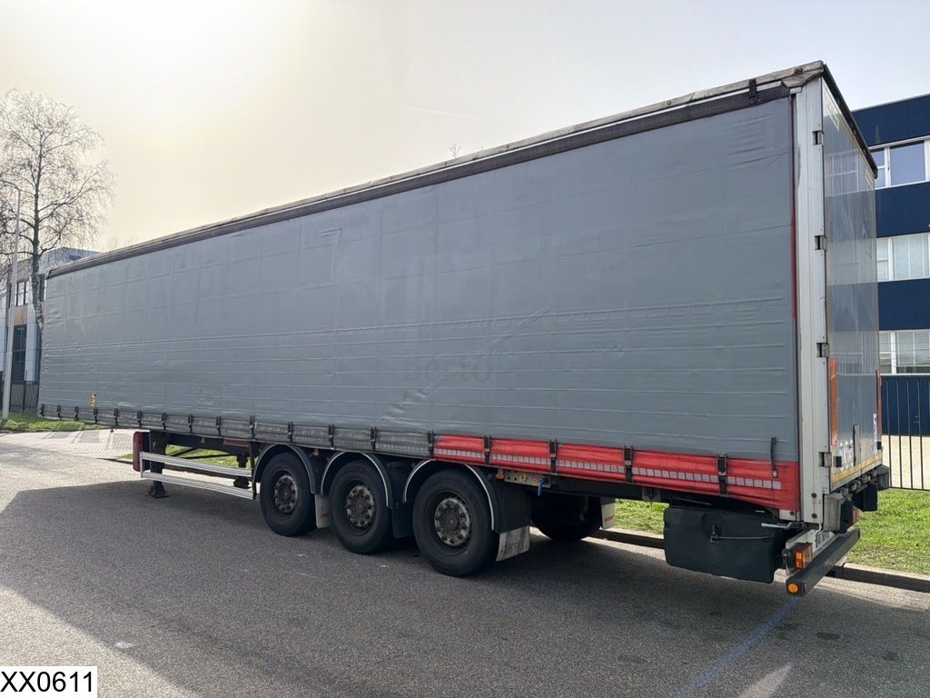 Fruehauf Tautliner Lift axle