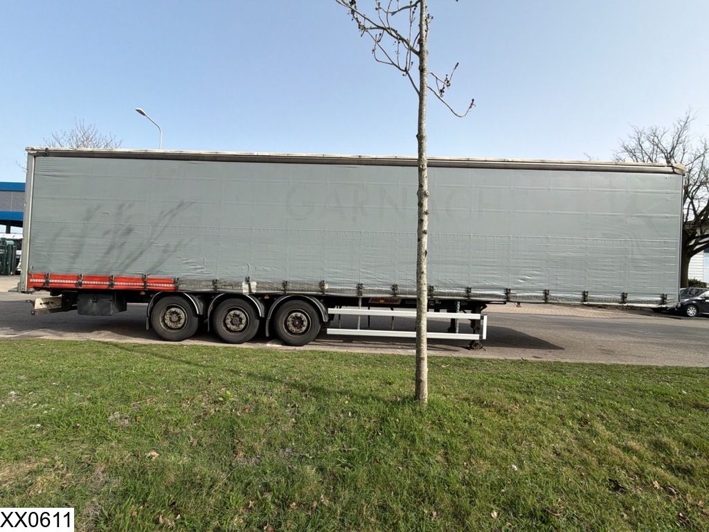 Fruehauf Tautliner Lift axle