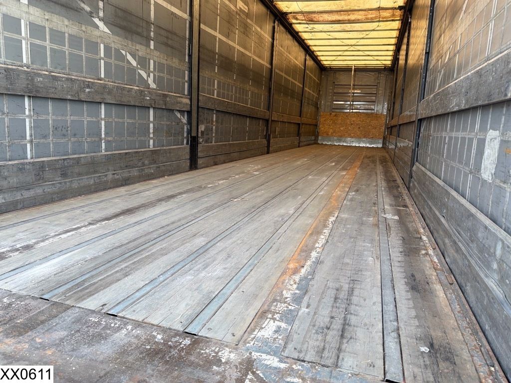 Fruehauf Tautliner Lift axle