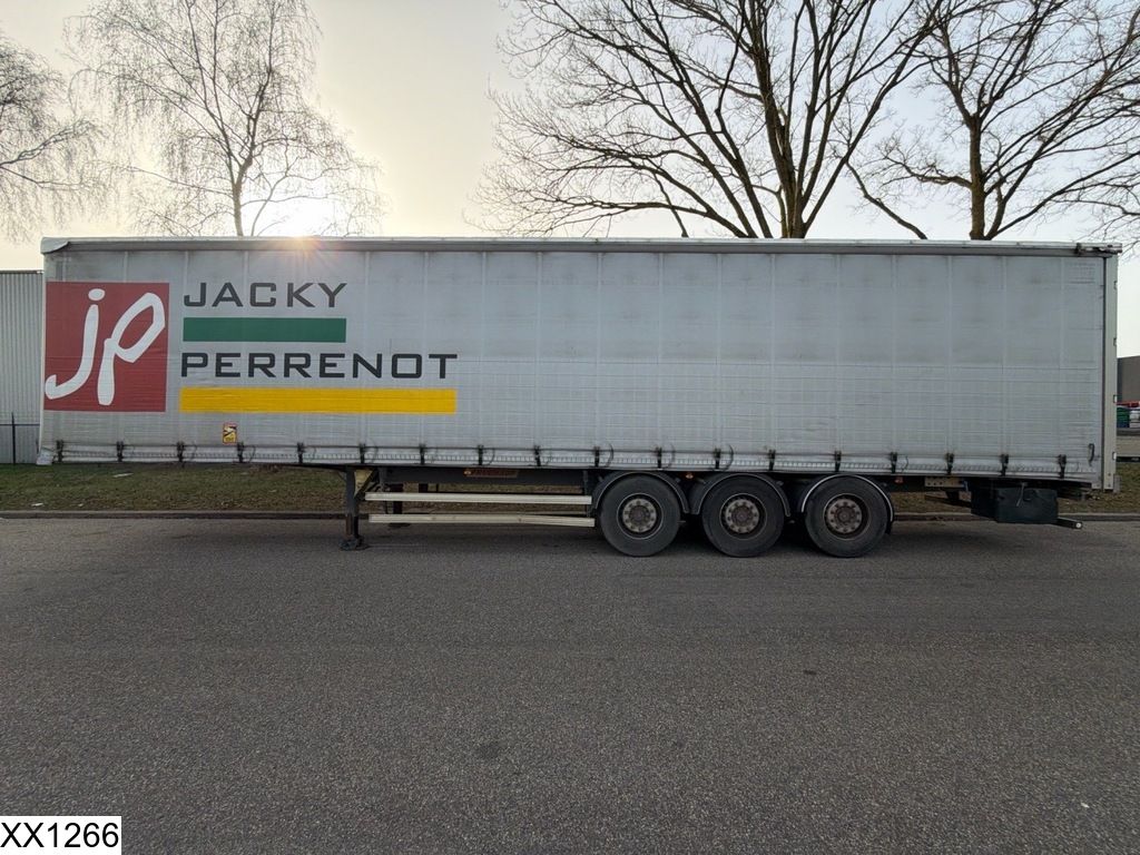 Fruehauf Tautliner Lift axle