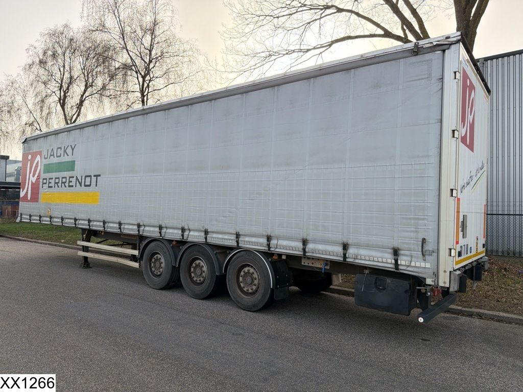 Fruehauf Tautliner Lift axle