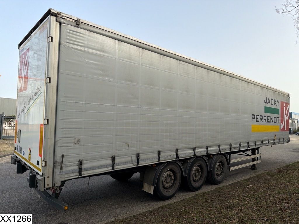 Fruehauf Tautliner Lift axle