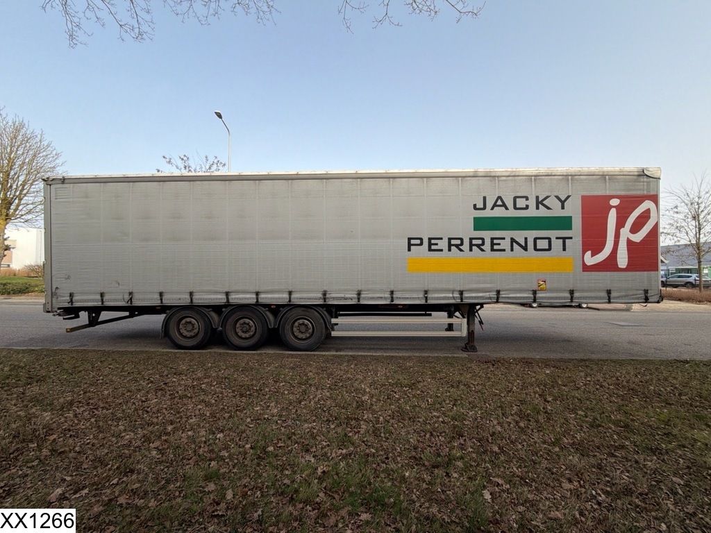 Fruehauf Tautliner Lift axle