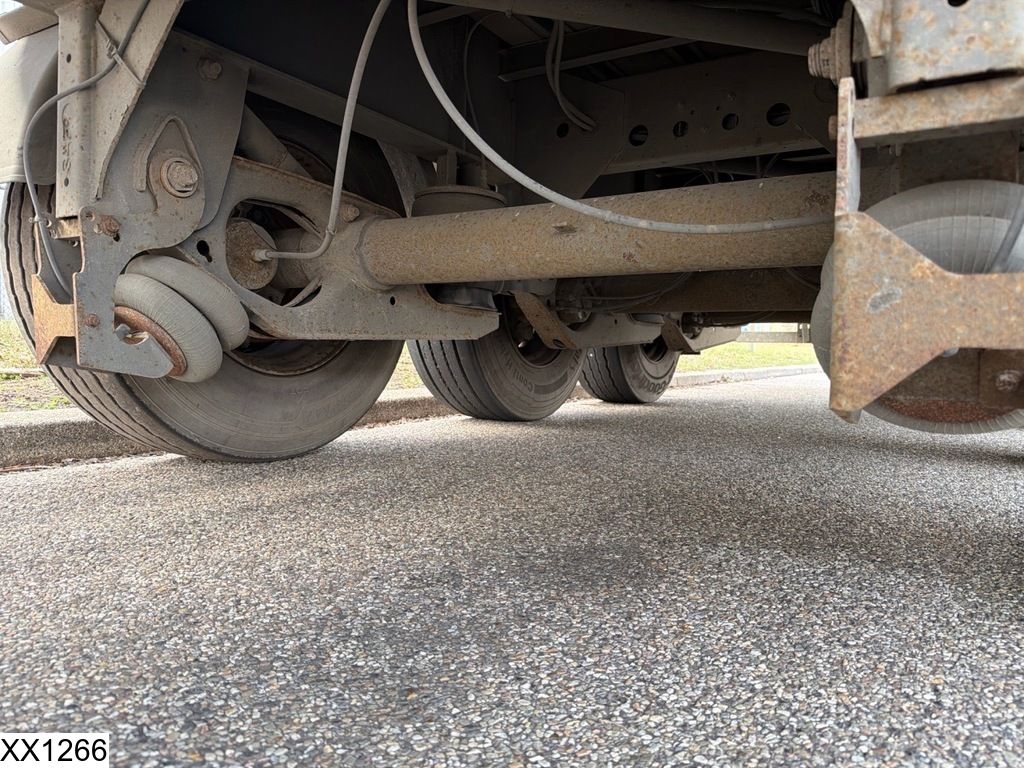 Fruehauf Tautliner Lift axle