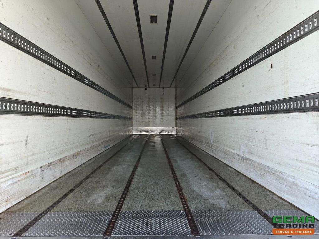 Renders ROC 12.18 2-axle SAF - CITY 11.3m insulated box - steering axle - disc brakes - 2000kg tail lift - 05/2026 MOT