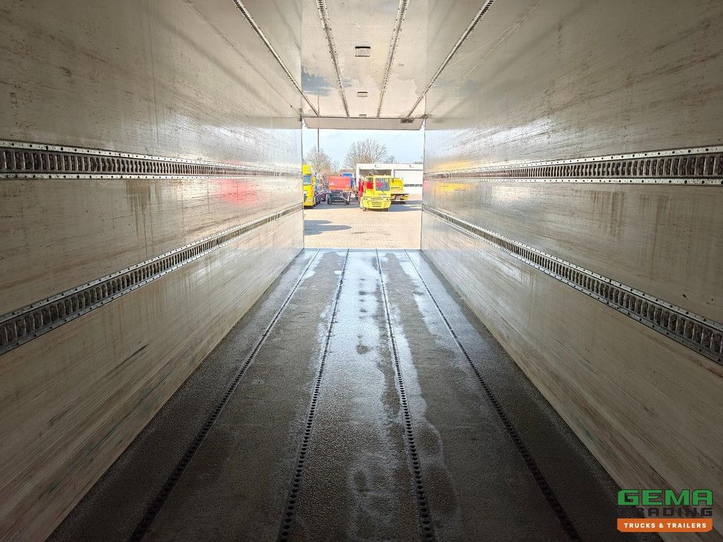 Renders ROC 12.18 2-axle SAF - CITY 11.3m insulated box - steering axle - disc brakes - 2000kg tail lift - 05/2026 MOT