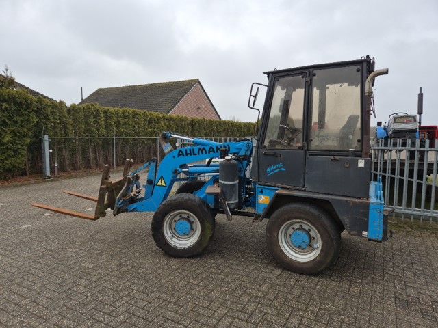 Ahlmann AL7 met palletvorken en kuilhapper.