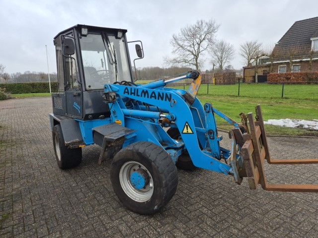 Ahlmann AL7 met palletvorken en kuilhapper.