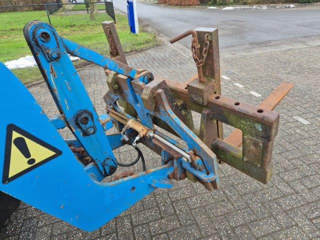 Ahlmann AL7 met palletvorken en kuilhapper.