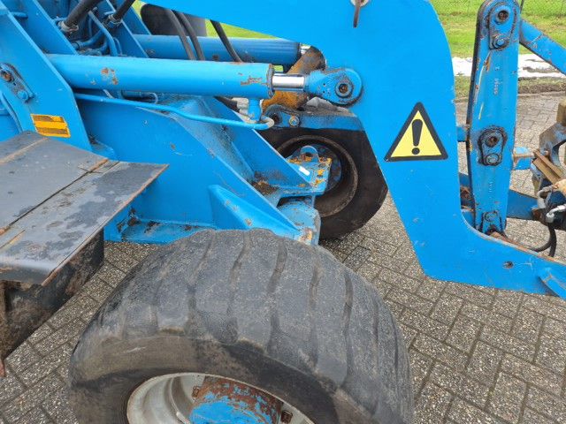 Ahlmann AL7 met palletvorken en kuilhapper.