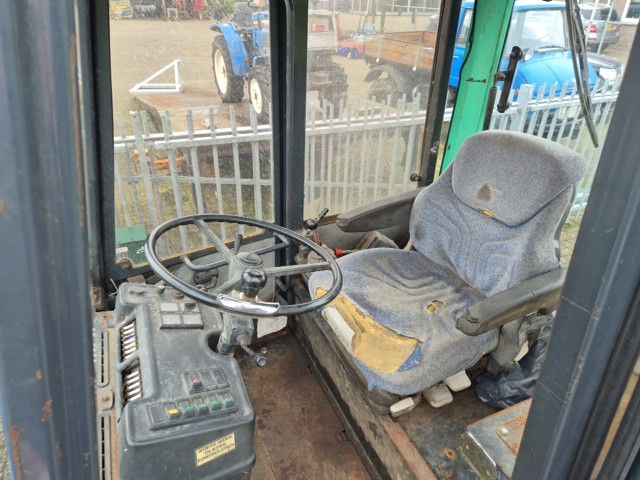 Ahlmann AL7 met palletvorken en kuilhapper.