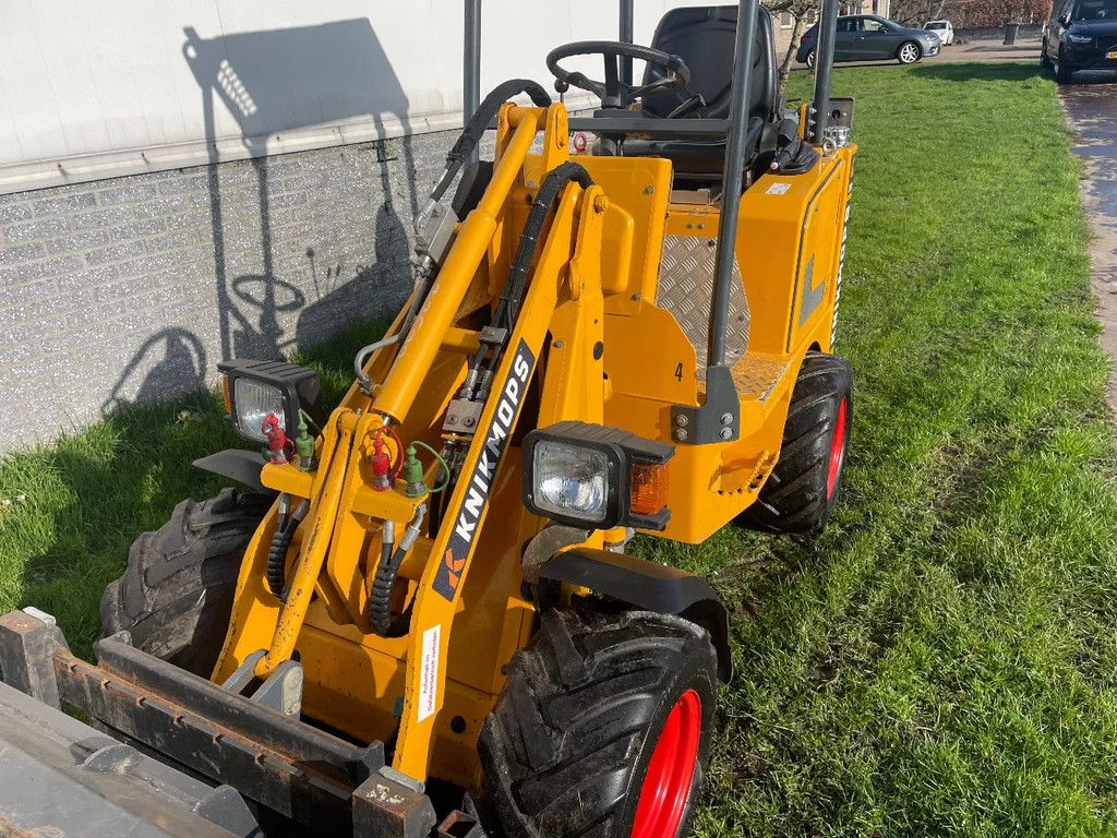 Knikmops 100 met bak en lepels wegverlichting 2022 slechts 273 uur