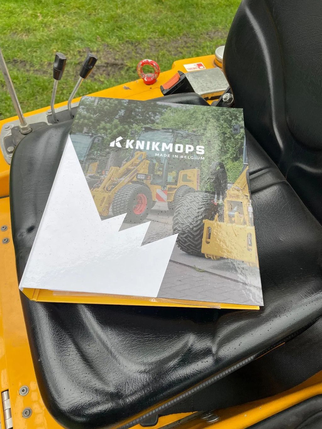 Knikmops 100 met bak en lepels wegverlichting 2022 slechts 273 uur