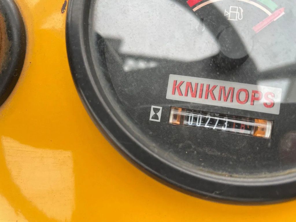 Knikmops 100 met bak en lepels wegverlichting 2022 slechts 273 uur