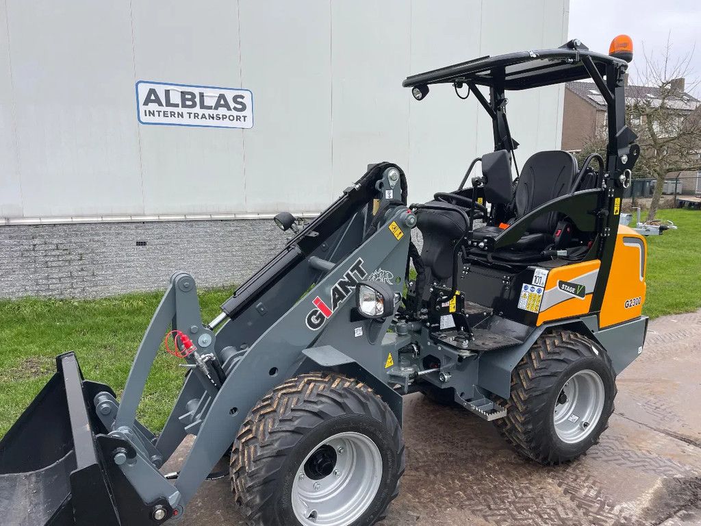 Giant G2300 kniklader met hoge giek ! NIEUW!