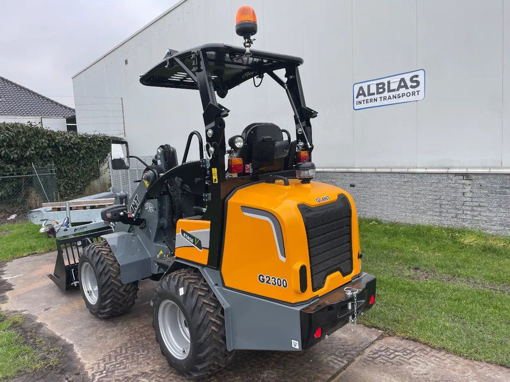 Giant G2300 kniklader met hoge giek ! NIEUW!