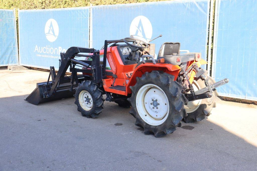 Hinomoto CX18 Diesel-Kleintraktor mit Frontlader