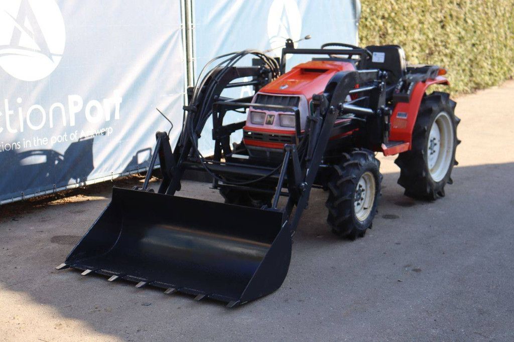 Hinomoto CX18 Diesel-Kleintraktor mit Frontlader