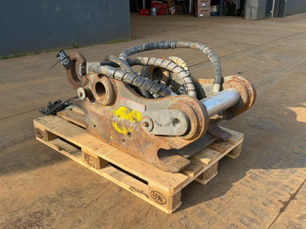 OilQuick OQ80 Quick coupler