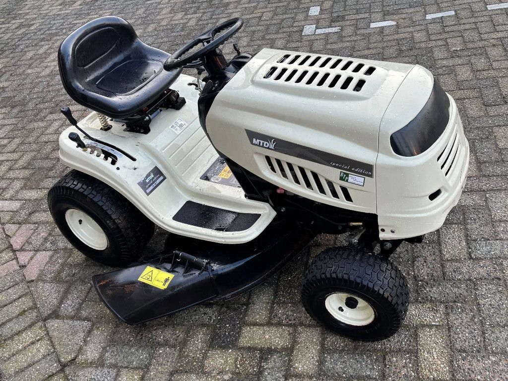 MTD Gebruikte zitmaaier 96cm special White edition