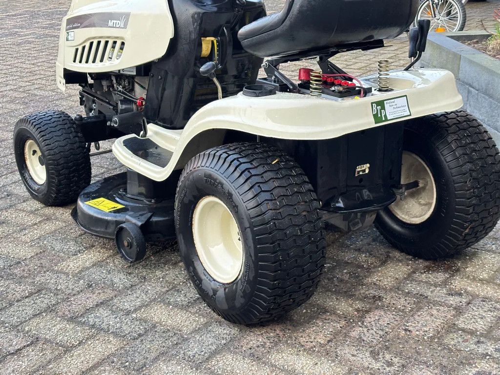 MTD Gebruikte zitmaaier 96cm special White edition