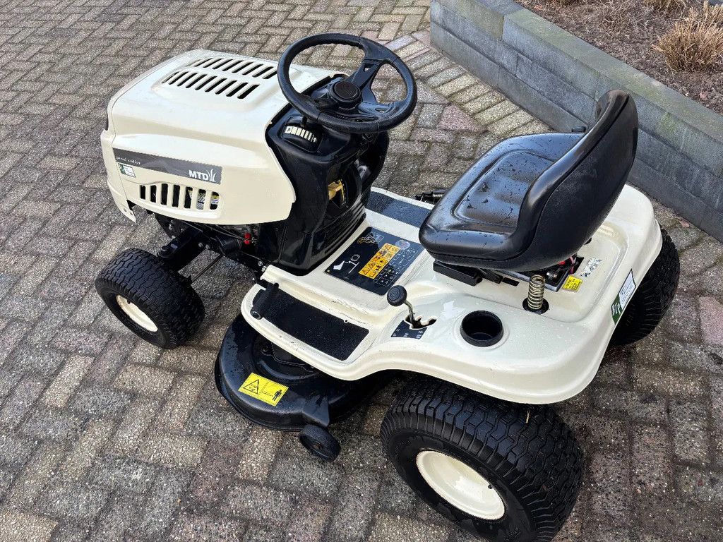 MTD Gebruikte zitmaaier 96cm special White edition